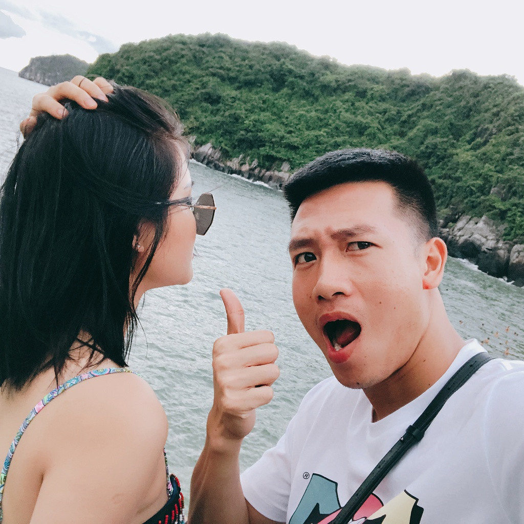 Thùy Dương là cô bạn gái vừa xinh đẹp vừa tài giỏi của tiền vệ ĐTQG Việt Nam và CLB Quang Nam - Nguyễn Huy Hùng. Cô nàng này không chỉ được biết đến với vai trò diễn viên mà còn là một người kinh doanh các mặt hàng thời trang khá có tiếng trên MXH.