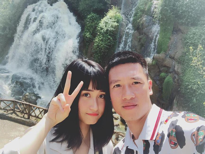 Thùy Dương và Huy Hùng có những hình ảnh ngọt ngào bên nhau, sau giờ thi đấu, chàng tiền vệ thường tranh thủ thời gian đi du lịch cùng bạn gái.