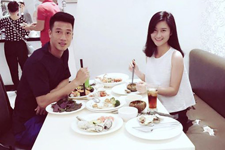 Chứng kiến lời "dằn mặt" dàn "em gái mưa" của Thùy Dương, nhiều dân mạng còn dẫn chứng. Cô người yêu này gọi Huy Hùng là "chồng" như một cách khẳng định các em ơi, chị là vợ rồi nhé!