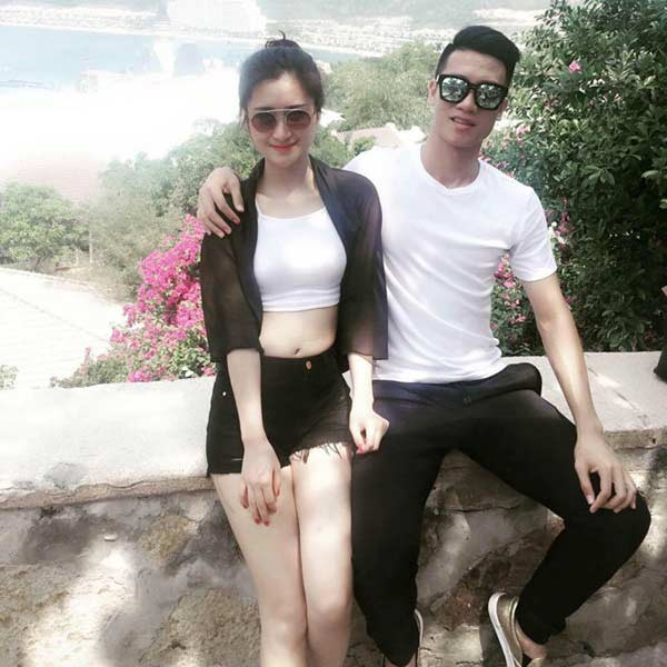 Huy Hùng và bạn gái cũng không ngần ngại thể hiện tình cảm công khai.