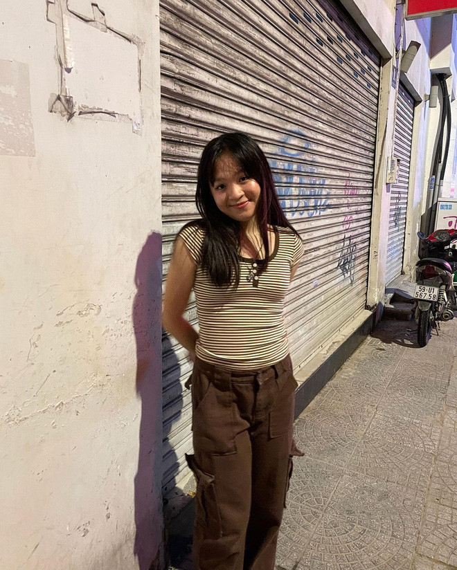 Vừa qua, Natalie cũng ra đường vui chơi tưng bừng. Thế nhưng, ái nữ nhà bà Nguyễn Phương Hằng chẳng đu trend lên đồ "chặt chém" mà ngược lại ăn mặc rất giản dị.