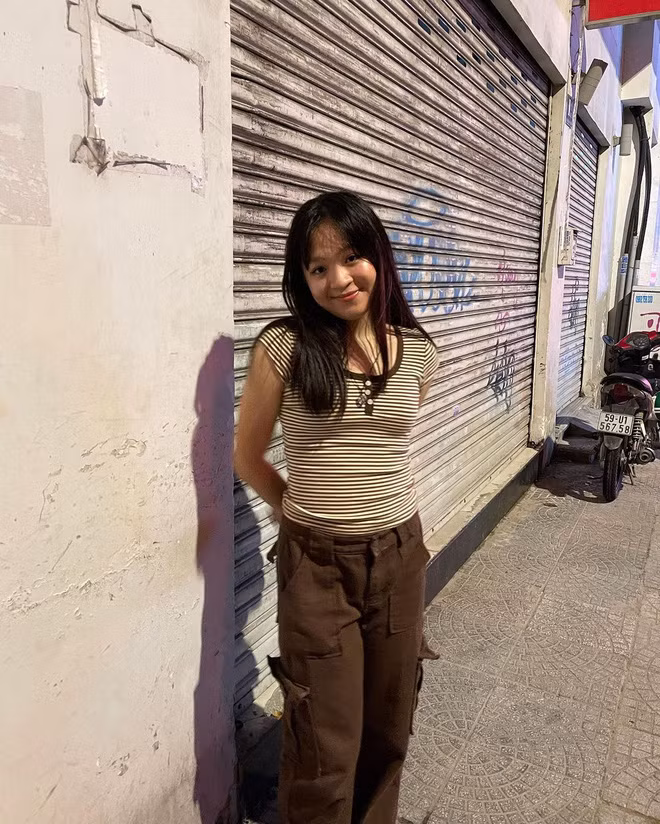 Vừa qua, Natalie cũng ra đường vui chơi tưng bừng. Thế nhưng, ái nữ nhà bà Nguyễn Phương Hằng chẳng đu trend lên đồ "chặt chém" mà ngược lại ăn mặc rất giản dị.