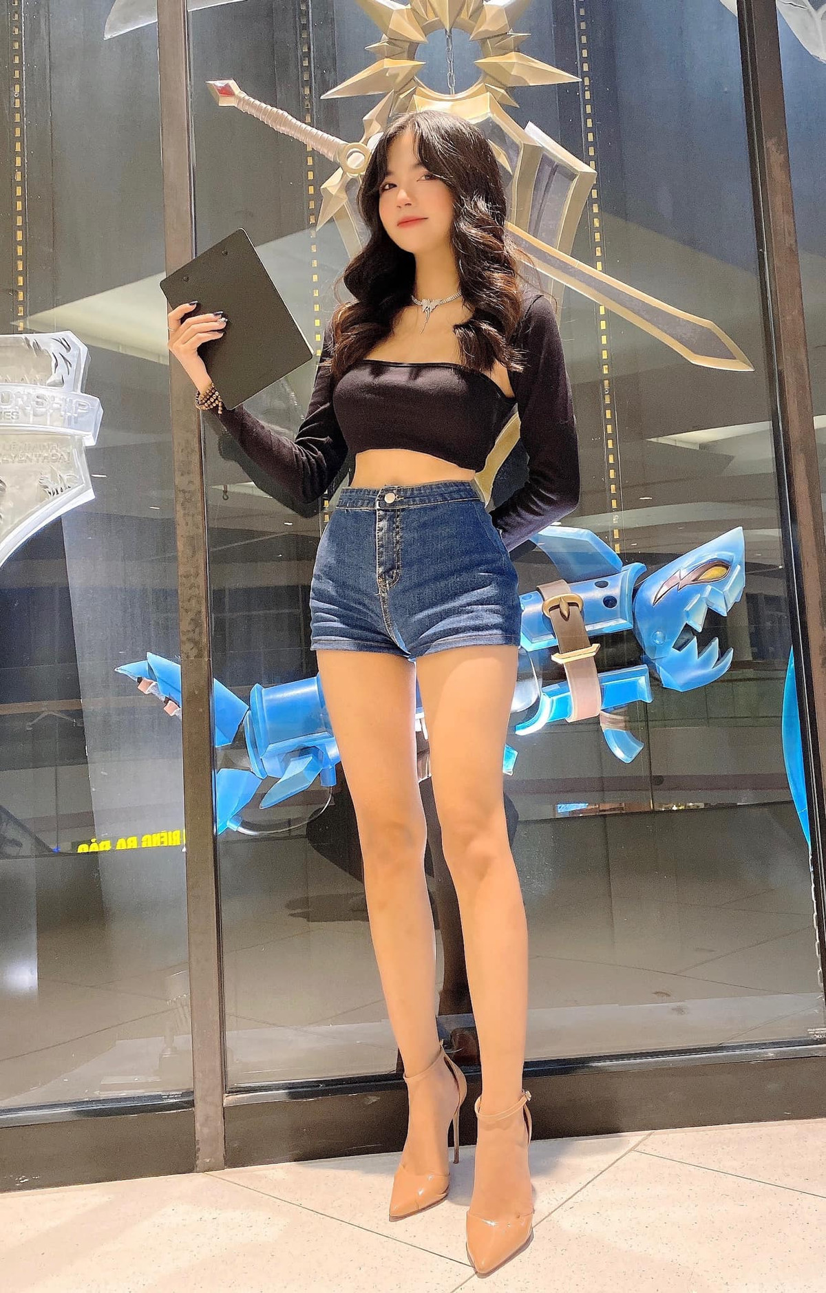 Mai Dora theo đuổi phong cách thời trang trong sáng, thơ ngây. Vì thế, trong bộ hình cảm hứng Lolita, cô khoe vẻ đẹp gợi tình với trang phục nên thơ.