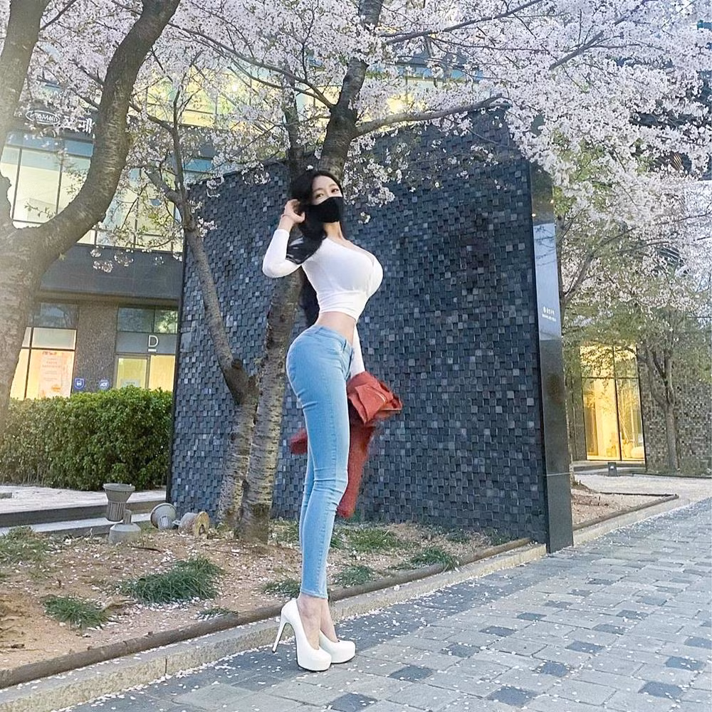 Hyun Min Young là người đẹp mạng xã hội Hàn Quốc nổi tiếng với diện mạo xinh đẹp. Mới đây, một lần nữa cô “gây bão” với loạt hình chụp trên phố.