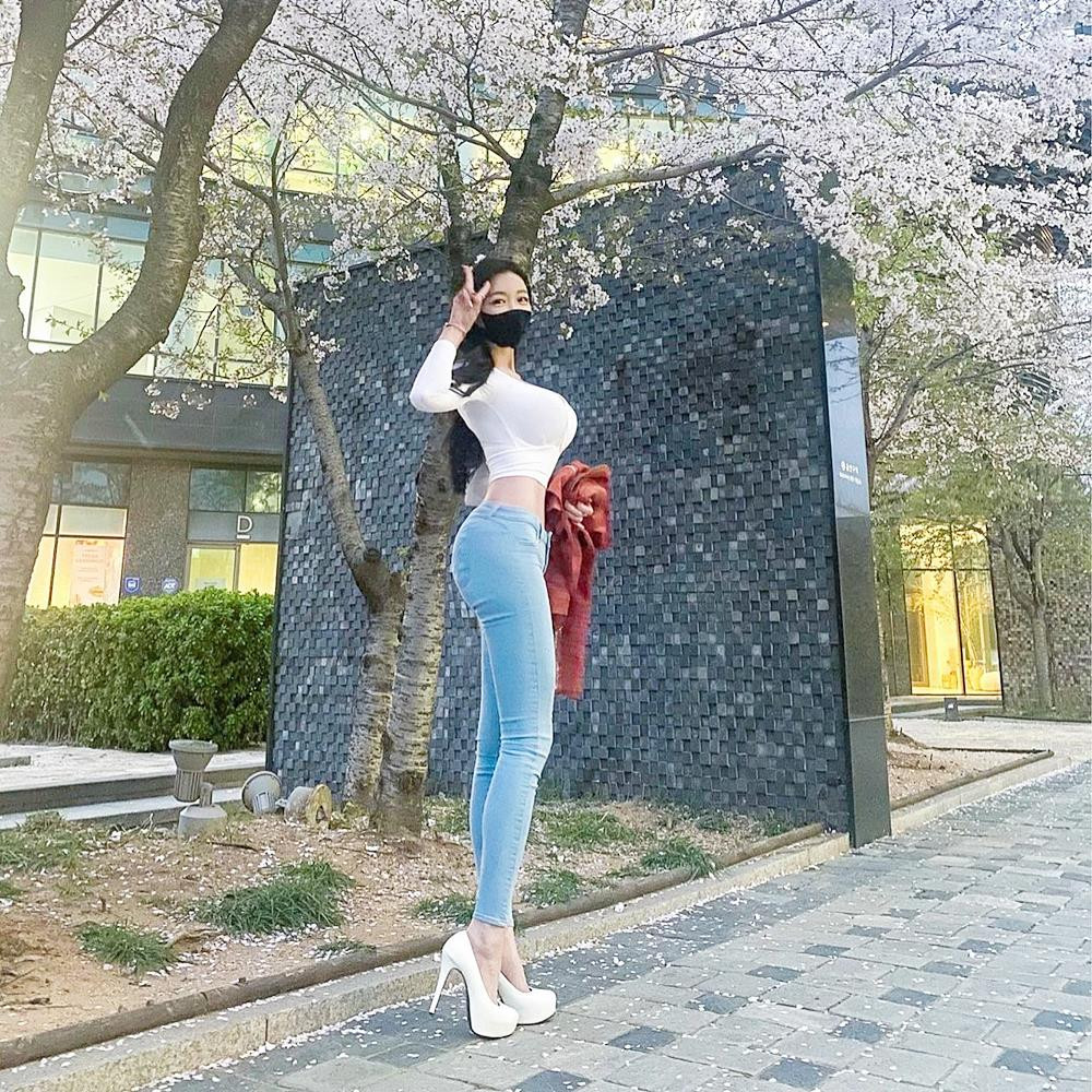 Hyun Min Young kết hợp áo croptop ôm sát có dáng cổ chữ V kết hợp với skinny jean cạp cao. Cô chọn cho mình đôi giày cao gót kiểu platform giúp vóc dáng vốn đẹp lại càng nổi bật.