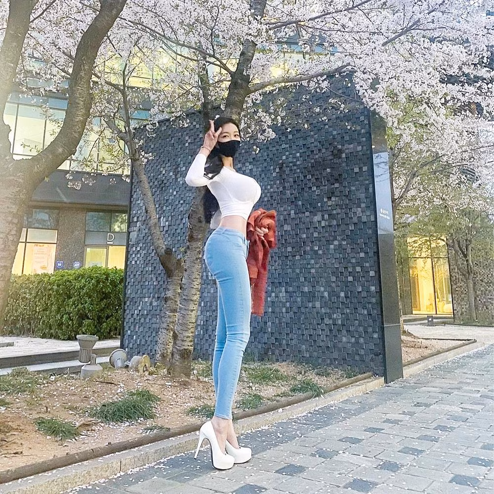 Hyun Min Young kết hợp áo croptop ôm sát có dáng cổ chữ V kết hợp với skinny jean cạp cao. Cô chọn cho mình đôi giày cao gót kiểu platform giúp vóc dáng vốn đẹp lại càng nổi bật.