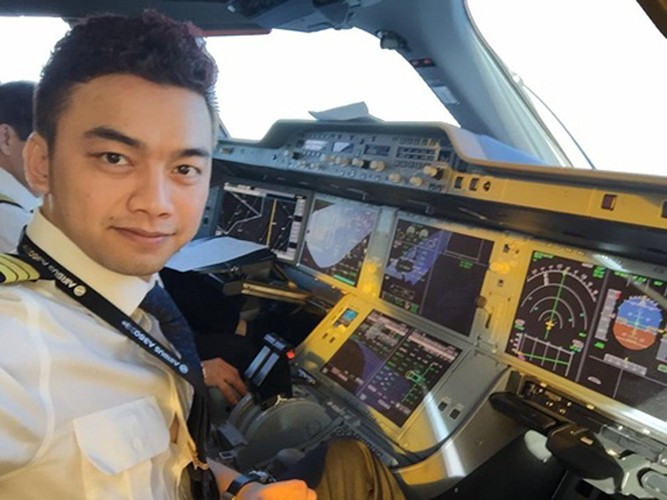 Ở phần bình luận bài đăng, rất nhiều bạn bè đã vào gửi lời chúc, thậm chí còn đòi chàng cơ trưởng phải "cưới ngay và luôn" thôi.