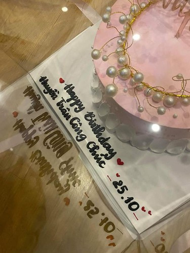 "Lúc đặt bánh nói chị ơi cho em cái bánh đơn giản nhất có thể, bạn em không thích màu mè. Nhưng mà đây là tối giản chứ đơn giản gì nữa", "Bánh này độc đáo quá, món quà tuyệt vời cho những đứa bạn ưa cầu kì nhé. Cứ thế này thì chị bán bánh hơi bị nhàn, ngồi không hốt bạc" hay " Nhìn biểu cảm của nhân vật chính cười ra nước mắt. Dù biết chị chỉ diễn thôi. Mà mình thấy bánh nhẹ nhàng và rất đẹp đấy chứ"... là những bình luận dân mạng để lại dưới đoạn clip của chiếc bánh sinh nhật hot trend.