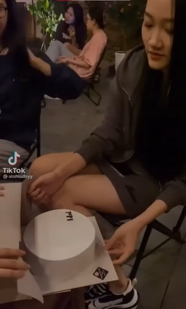 Hiểu được tâm lí này, bạn bè, người thân của nhân vật chính trong buổi tiệc thường cố gắng tìm mua chiếc bánh sinh nhật đẹp. Thậm chí, một số người còn tự tay vào bếp với mong muốn có thể đem đến chiếc bánh ấn tượng, ý nghĩa nhất.