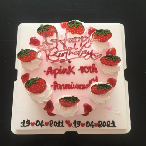 Bên cạnh đó, nhiều dân mạng lại tỏ ý khen ngợi đến chiếc bánh sinh nhật tạo nên hot trend. Họ cho rằng chiếc bánh tròn trịa với màu trắng tinh khôi như vậy tạo nên một vẻ đẹp giản dị, nhẹ nhàng, thích hợp với những người ưa phong cách tao nhã.