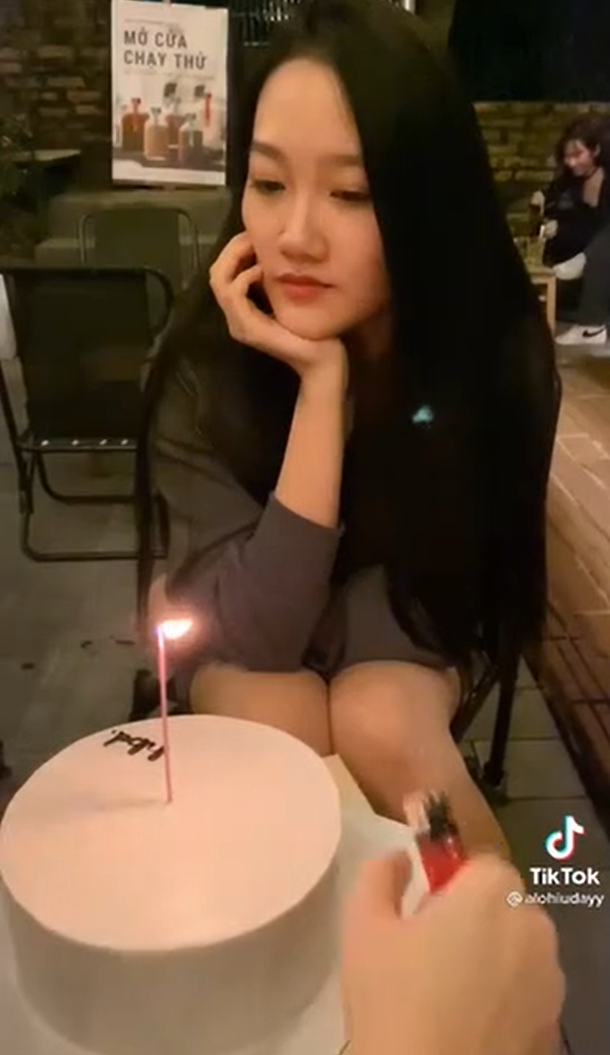 Ở một diễn biến khác, vẫn có những chiếc bánh độc đáo đến bất ngờ, điển hình như trong hai bài đăng dưới đây. Theo đó, TikToker A.H.D và TikToker L.D vừa chia sẻ đoạn clip ghi lại màn mở bánh sinh nhật của hai cô bạn, chỉ sau ít giờ đã nhận được lượng tương tác lớn.