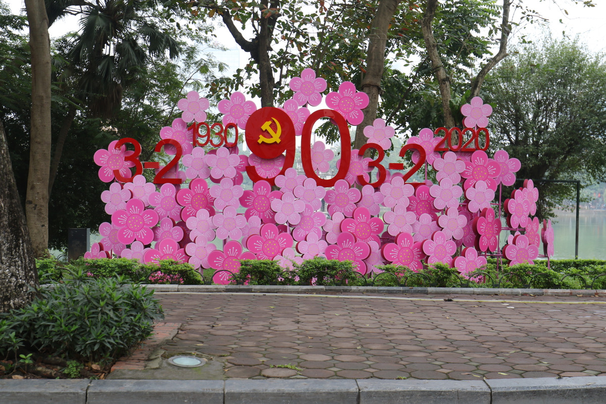 Không chỉ có không khí xuân, người dân cũng vui mừng chuẩn bị cho ngày thành lập Đảng 90 năm tuổi (3/2/1930 - 3/2/2020).