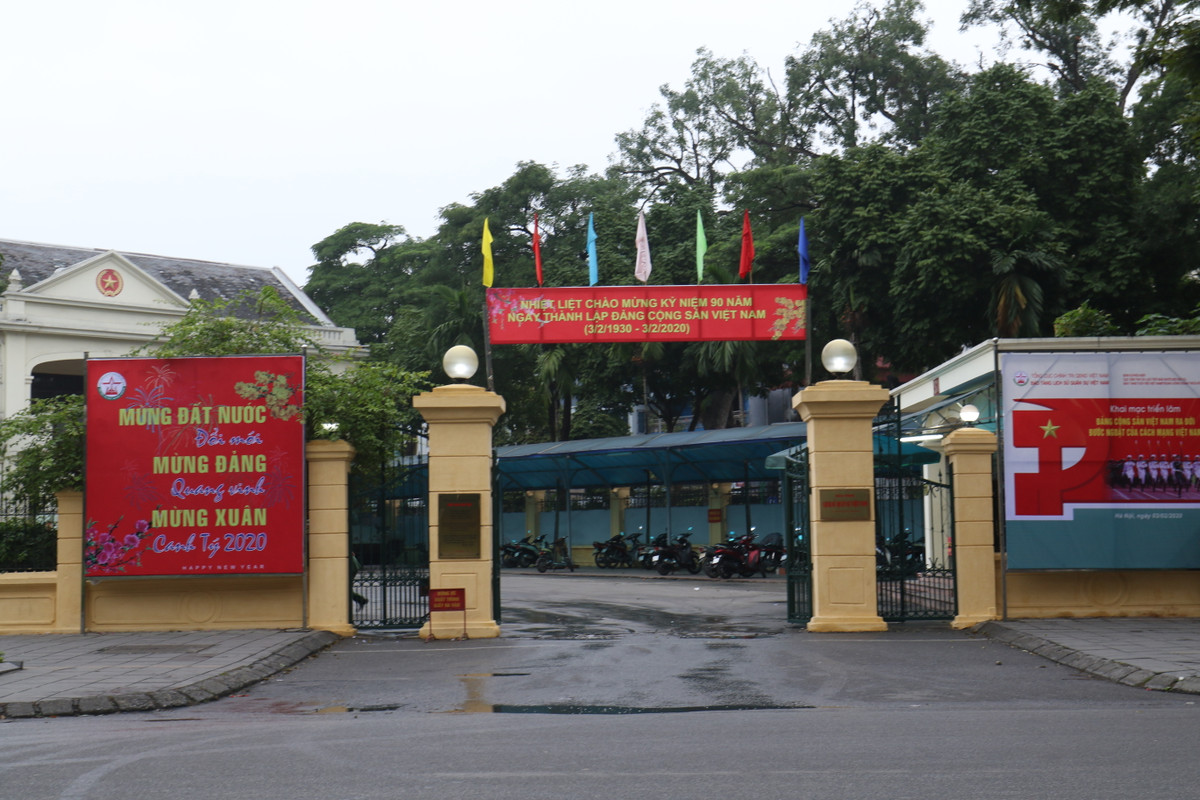 Bên cạnh đó, các cơ quan công quyền, các trụ sở những băng rôn, khẩu hiệu cỡ lớn mừng năm mới cũng được lắp đặt sẵn sàng cho không khí năm mới rộn ràng.