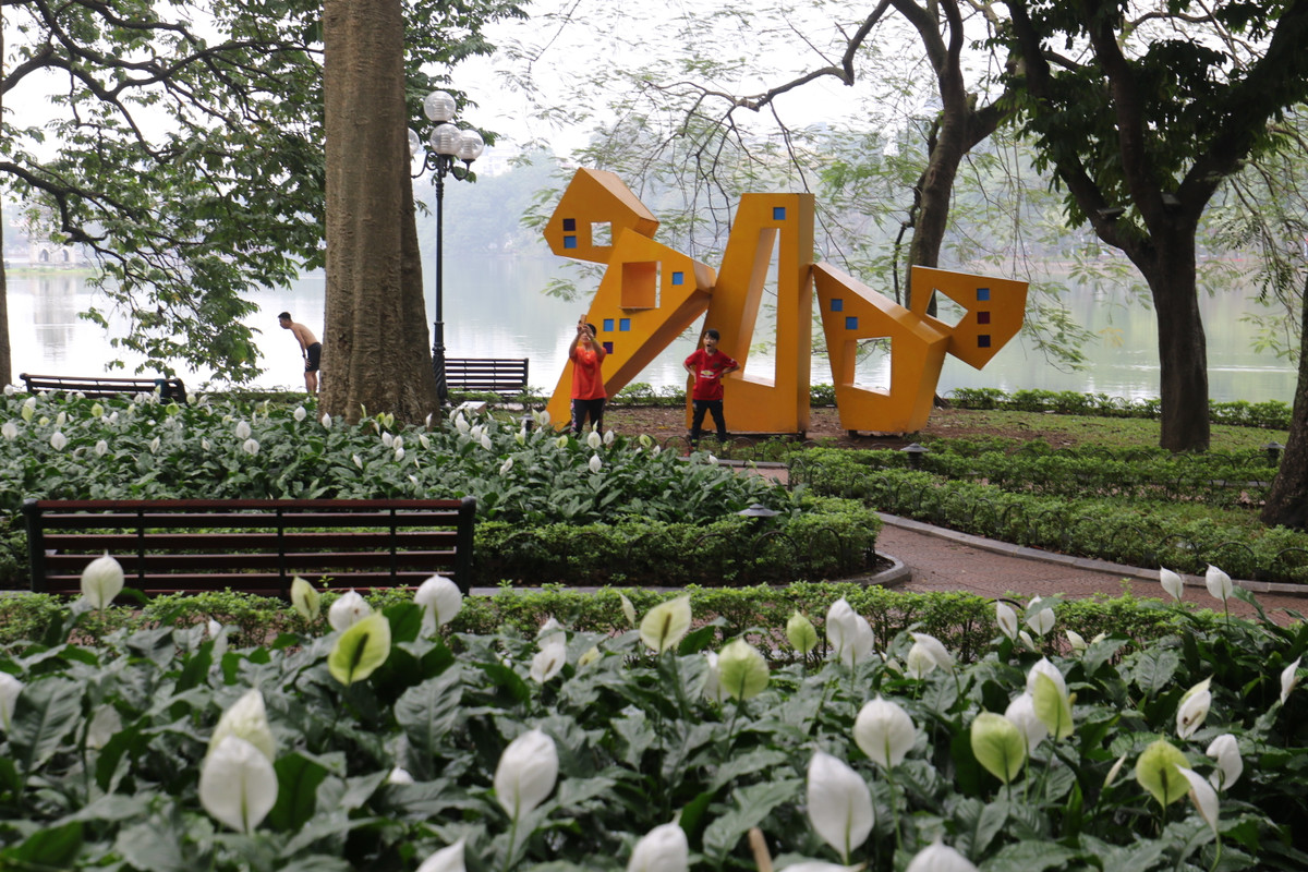 Một góc hoog Gươm với những mô hình được cách điệu để chào đón năm mới 2020.