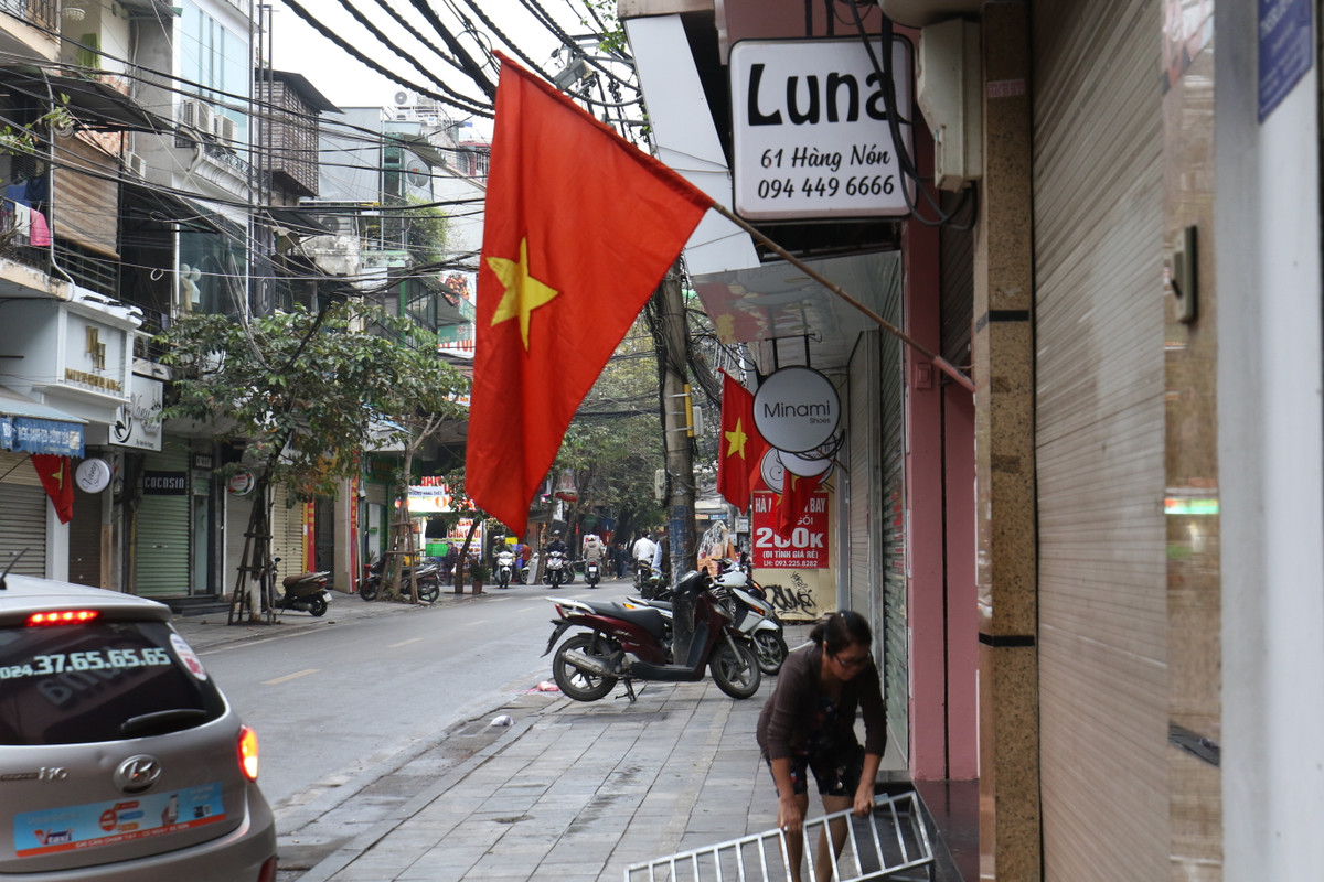 Còn với các nhà dân, nhiều người đã dùng cờ Tổ quốc treo trước nhà để tạo nên sắc đỏ cực đẹp.