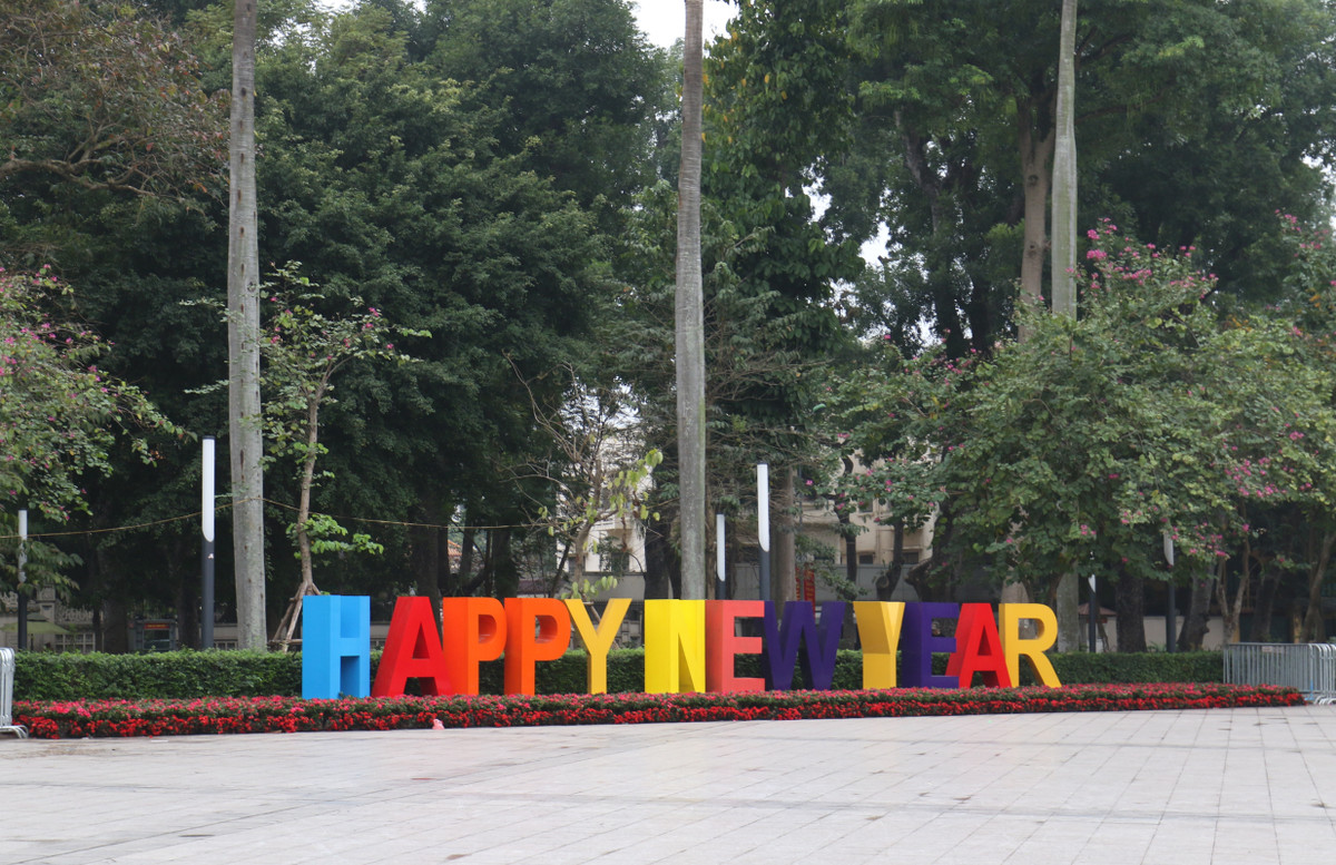 Để c hào đón năm mới 2020, các con phố chính tại Hà Nội được trang hoàng vô cùng lung linh với cờ hoa rực rỡ.