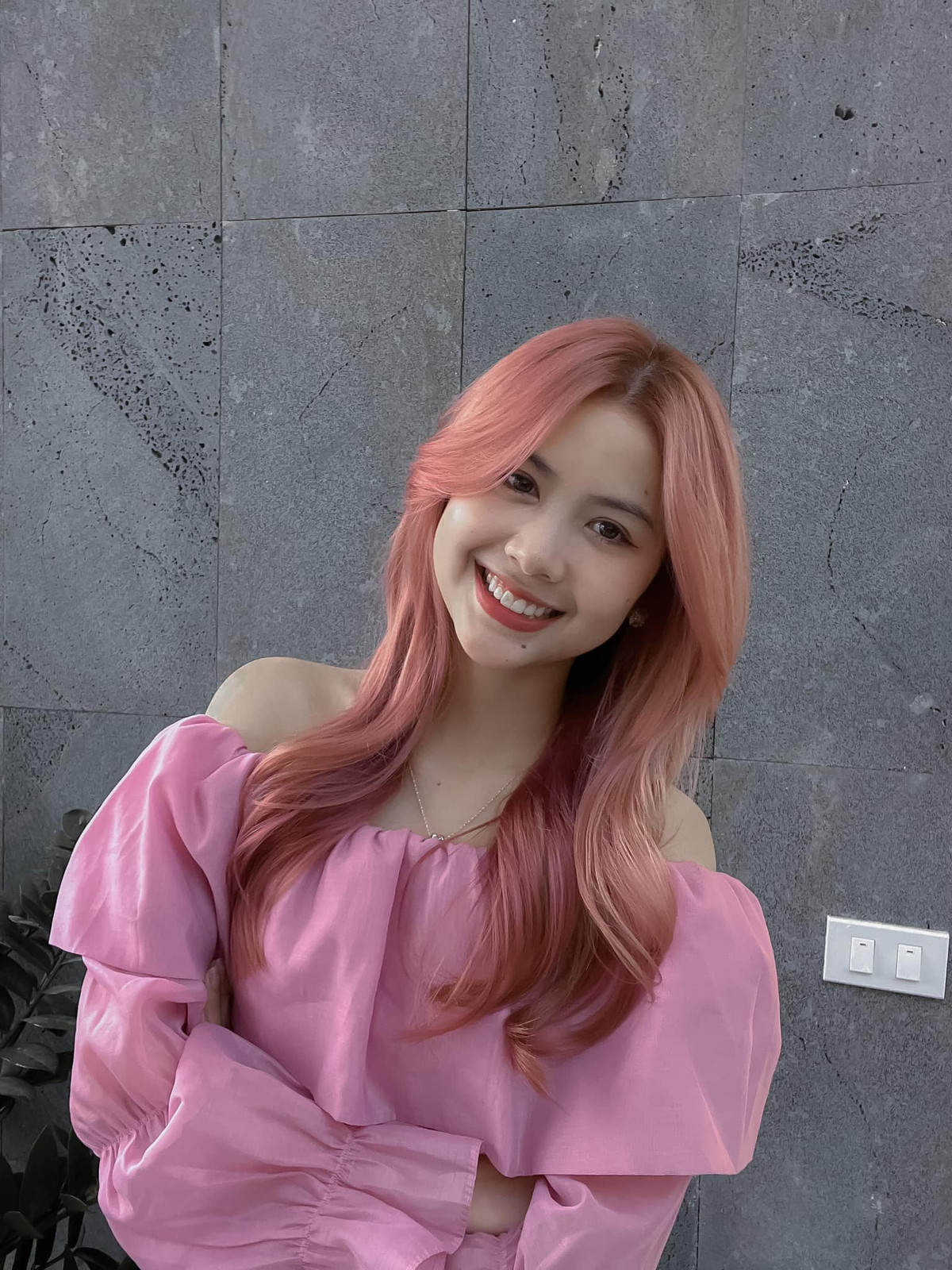 Thanh Thư sở hữu gương mặt bầu bĩnh, xinh xắn. Không ăn mặt hở hang không scandal, tạo phốt, cũng chẳng tham gia hoạt động trong showbiz nhưng sức hút của hot girl Hải Dương.