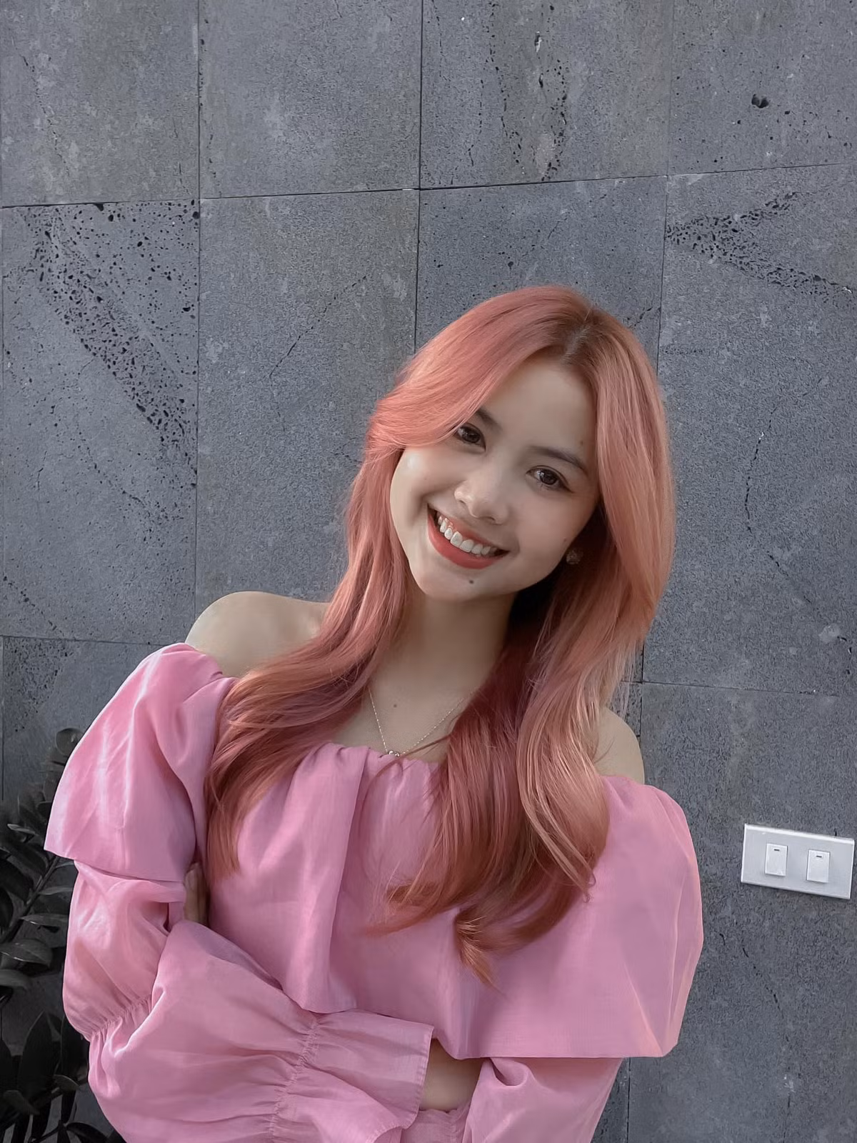 Thanh Thư sở hữu gương mặt bầu bĩnh, xinh xắn. Không ăn mặt hở hang không scandal, tạo phốt, cũng chẳng tham gia hoạt động trong showbiz nhưng sức hút của hot girl Hải Dương.