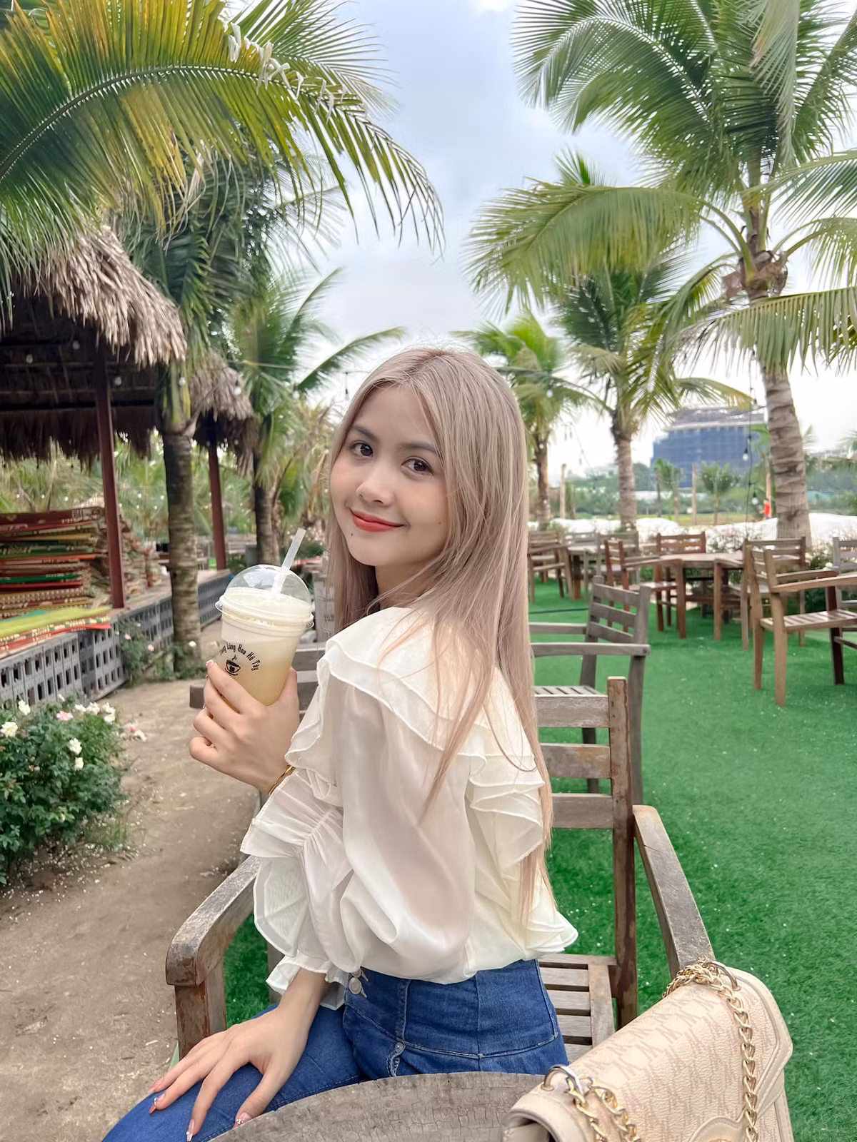 Sau vài năm, cô nàng được gọi là “hot girl chân khoèo Hải Dương” ấy không còn ngây ngô, nhí nhảnh như lúc đầu mà đã trở nên trầm tính, dịu dàng hơn với hình ảnh của một thiếu nữ trưởng thành.