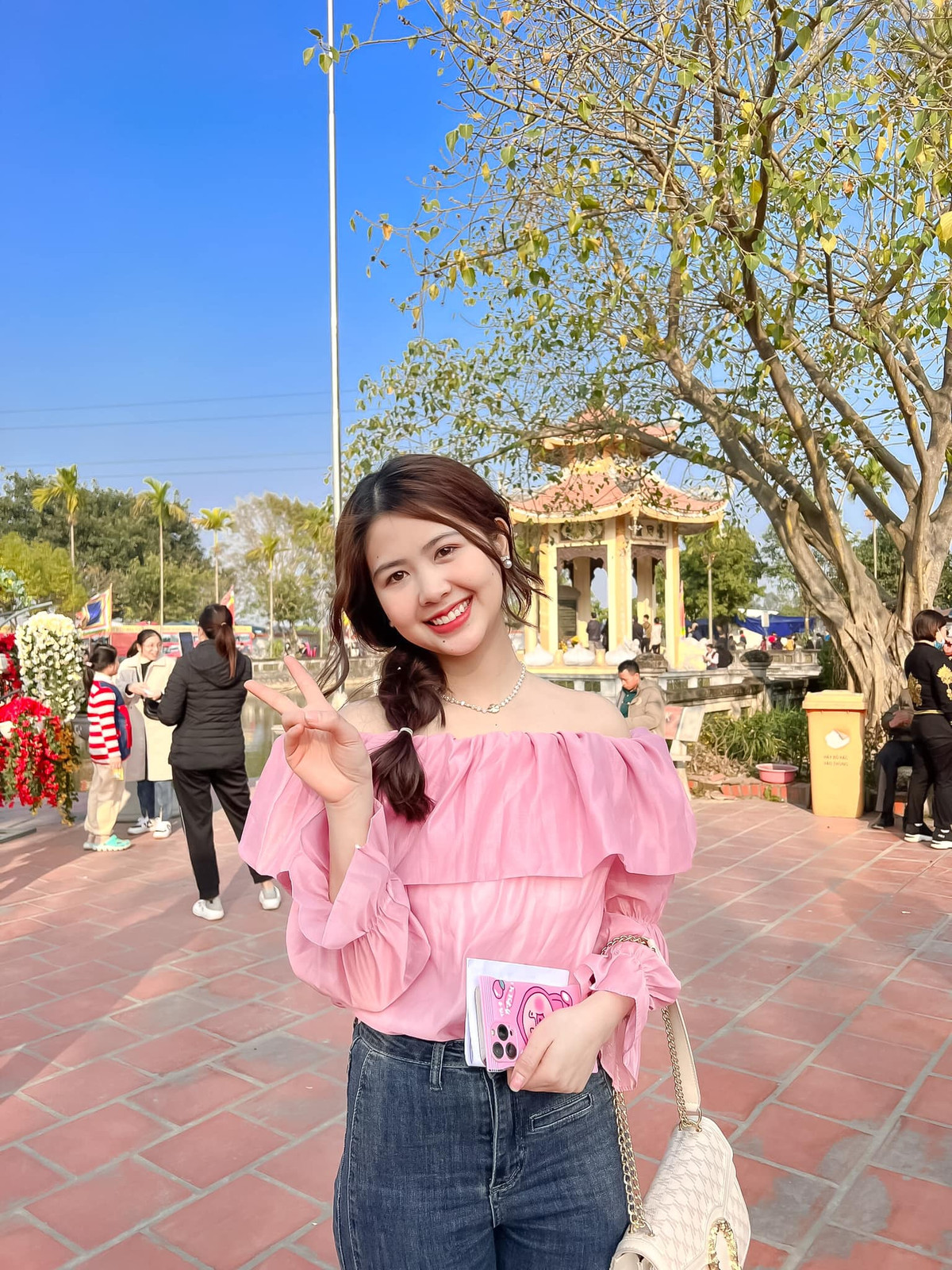 Không còn vẻ giản dị thôn quê năm nào, Thanh Thư giờ đây xinh đẹp và sang chảnh hơn trước rất nhiều. Nàng hot girl Hải Dương cuốn hút và hấp dẫn trong từng khung hình. Cô nàng xuất hiện trong nhiều bộ ảnh khoe vẻ đẹp quyến rũ, trưởng thành.