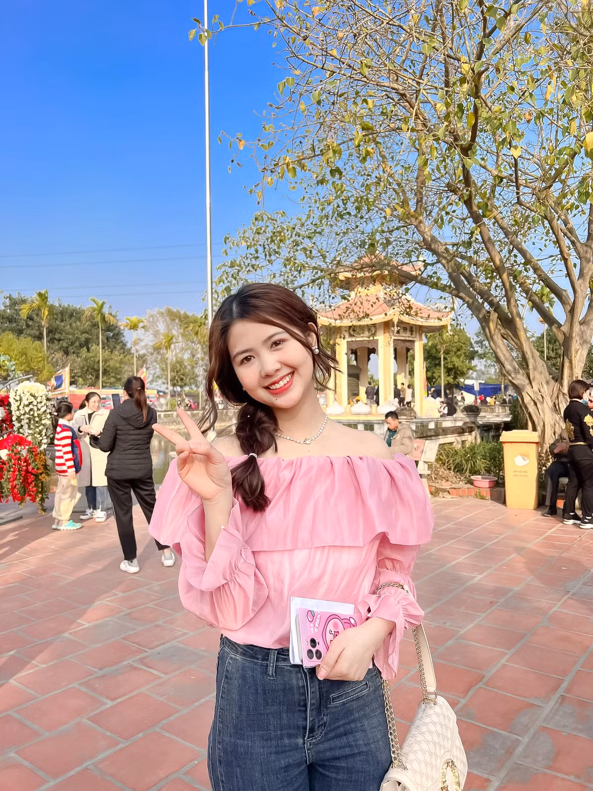 Không còn vẻ giản dị thôn quê năm nào, Thanh Thư giờ đây xinh đẹp và sang chảnh hơn trước rất nhiều. Nàng hot girl Hải Dương cuốn hút và hấp dẫn trong từng khung hình. Cô nàng xuất hiện trong nhiều bộ ảnh khoe vẻ đẹp quyến rũ, trưởng thành.