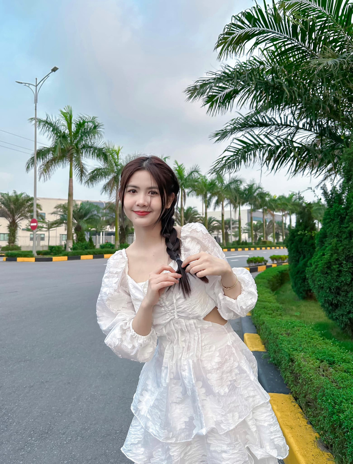 Sau 9 năm được biết đến, nhan sắc và cuộc sống của Thanh Thư thay đổi chóng mặt. Trong bộ ảnh mới đăng tải trên Facebook cá nhân, cô nàng gây bất ngờ với diện mạo khác lạ.