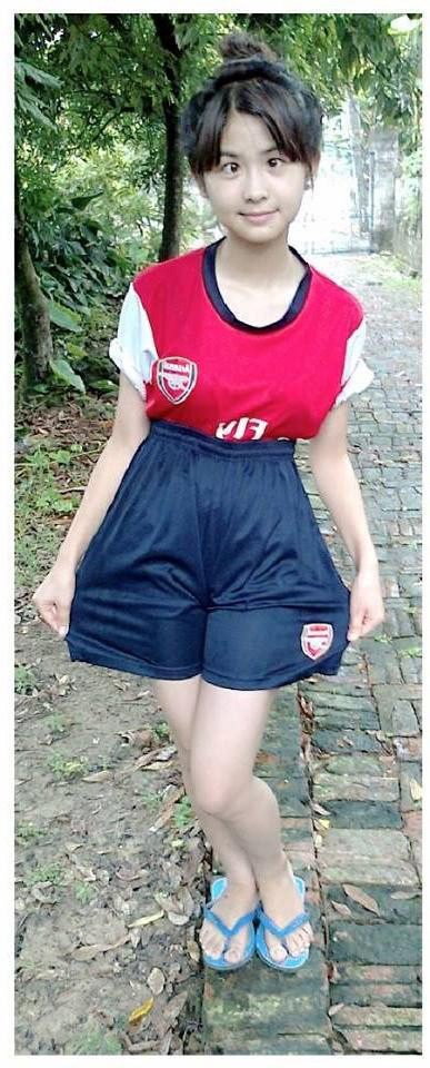 Dù chỉ là khoảnh khắc vui đùa nhưng nhanh chóng thu hút hơn 10.000 like (thích), hàng trăm bình luận và “càn quét” nhiều diễn đàn dành cho giới trẻ. Từ đó, cái tên Trần Thị Thanh Thư cực hot trên mạng xã hội.