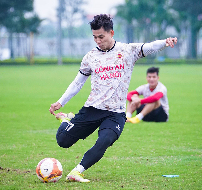 Bên cạnh bản hợp đồng có giá trị lớn với CAHN, Văn Thanh cũng từng có nhiều năm liền cống hiến cho đội tuyển quốc gia và gặt hái rất nhiều thành công. Cũng từ đó anh nhận được nhiều tiền thưởng và quảng cáo nhờ sự nổi tiếng.