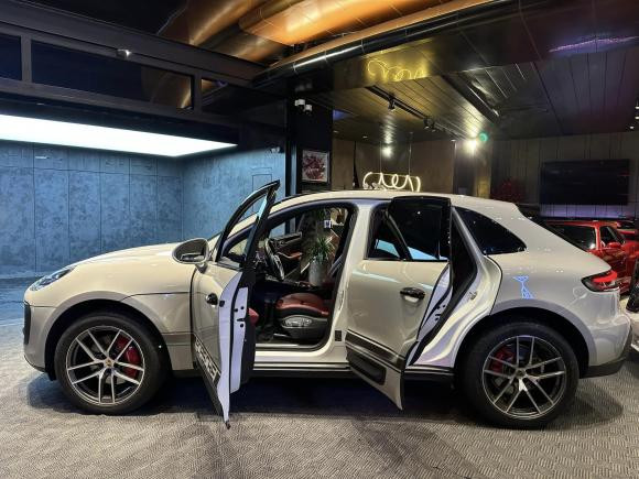 Trước đó khoảng 1 tháng, Văn Thanh cũng vừa tậu chiếc “xế hộp” hạng sang Porsche Macan phiên bản S. Ở thị trường Việt Nam, Porsche Macan phiên bản S có giá khoảng 3,817 tỷ đồng.