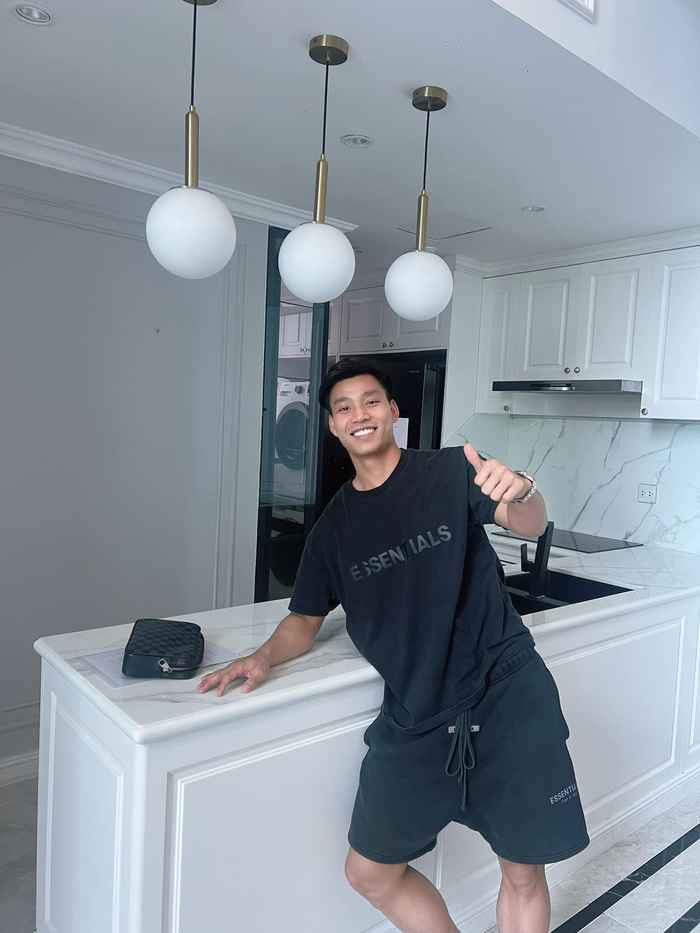 Mới đây, hậu vệ của đội tuyển Việt Nam - Vũ Văn Thanh đón tin vui khi sở hữu một căn chung cư cao cấp tại quận 2 TPHCM. Căn hộ Duplex thông tầng của cựu hậu vệ HAGL có giá lên đến gần 10 tỷ đồng.