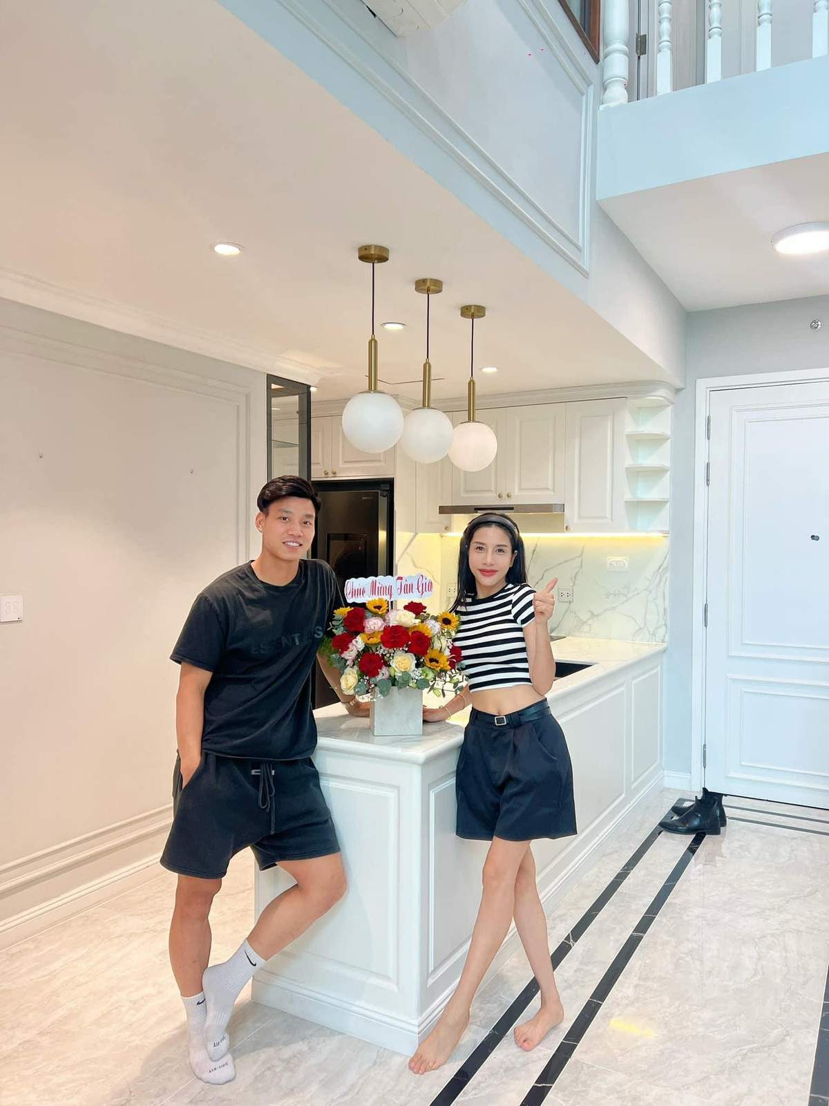 Trong lễ tân gia, Văn Thanh được người thân mang hoa và quà đến chúc mừng. Một người bạn của hậu vệ sinh năm 1996 cho biết: "Vũ Văn Thanh đã tậu một căn nhà mới ở chung cư cao cấp trung tâm quận 2. Sau bao nhiêu năm chứng kiến Văn Thanh từ khó khăn đến thành công giờ em đã tậu được nhà và xe. Hy vọng sang năm em sẽ có một căn biệt thự".