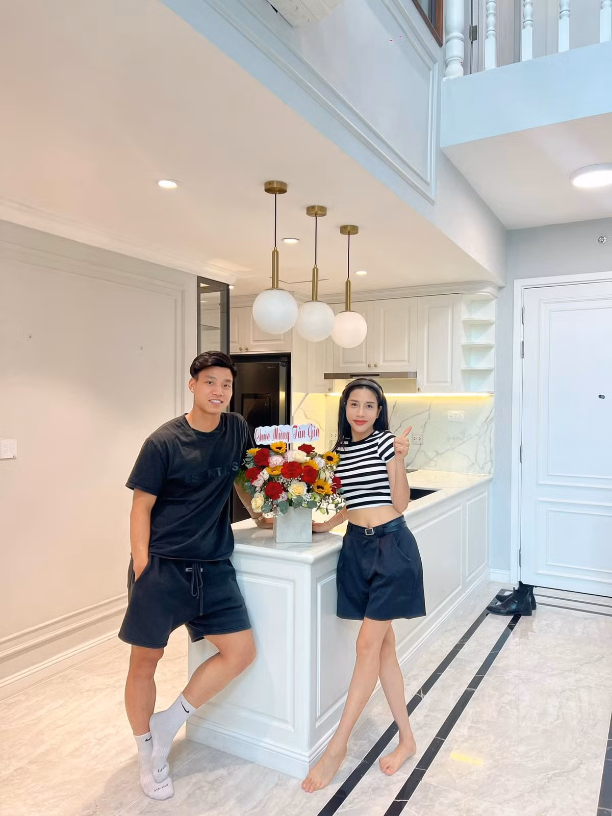 Trong lễ tân gia, Văn Thanh được người thân mang hoa và quà đến chúc mừng. Một người bạn của hậu vệ sinh năm 1996 cho biết: "Vũ Văn Thanh đã tậu một căn nhà mới ở chung cư cao cấp trung tâm quận 2. Sau bao nhiêu năm chứng kiến Văn Thanh từ khó khăn đến thành công giờ em đã tậu được nhà và xe. Hy vọng sang năm em sẽ có một căn biệt thự".