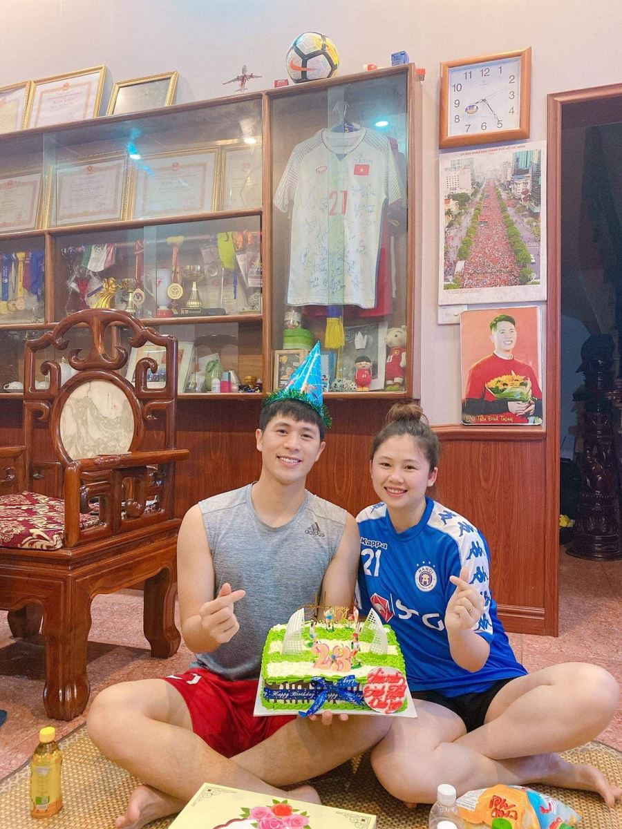V-League 2022 tạm nghỉ là điều kiện để các cầu thủ có thời gian dành cho gia đình và người thân. Đình Trọng cũng là một trong số các tuyển thủ như vậy khi mới đây, anh chàng đã khoe ảnh thăm quê người yêu.