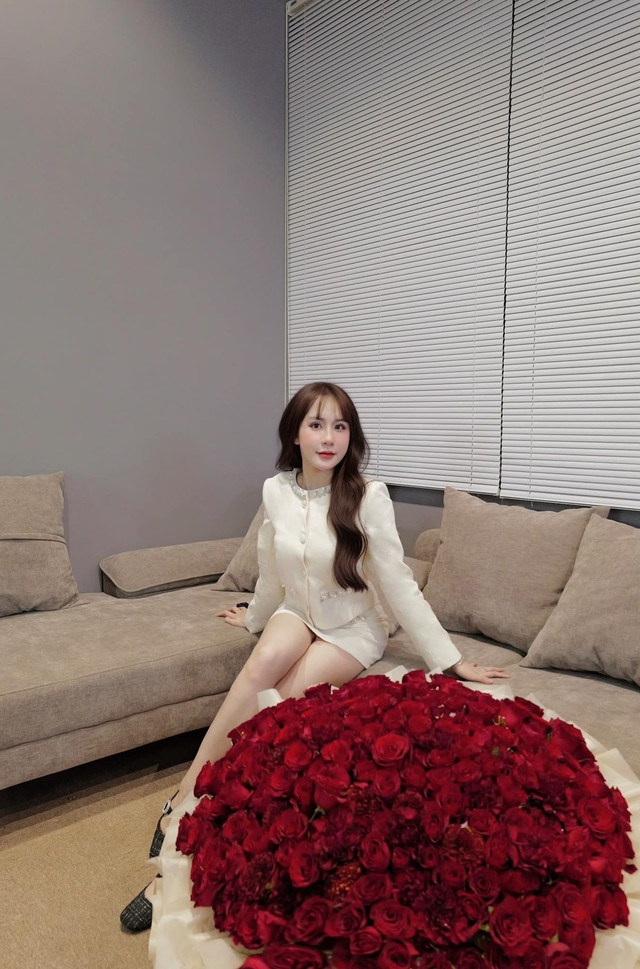 Ở đời thực, Tuyết Anh khiến cộng đồng mạng không ngừng xôn xao và tán dương, nhất là khi hot girl này khoe trọn vóc dáng nuột nà và phong thái đầy cuốn hút.