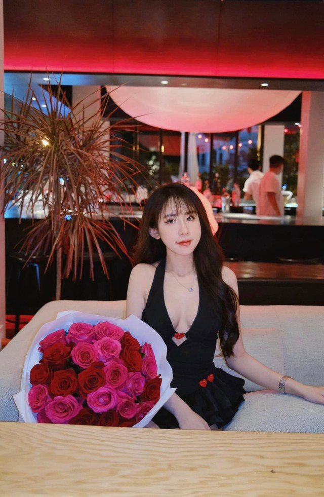 Những bức ảnh đời thường của Tuyết Anh luôn khiến dân mạng phải trầm trồ hot girl làng bi-a sở hữu một thân hình hoàn hảo với vòng eo thon gọn, làn da mịn màng và nụ cười tươi tắn.