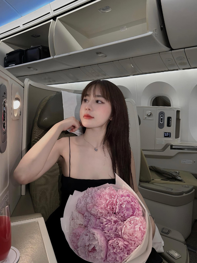 Với vóc dáng nuột nà, phong cách cá tính và sự quyến rũ tự nhiên, Lê Tuyết Anh không chỉ "đốn tim" những người yêu thích bida, mà còn trở thành một biểu tượng của sự tự tin và nét đẹp hiện đại.