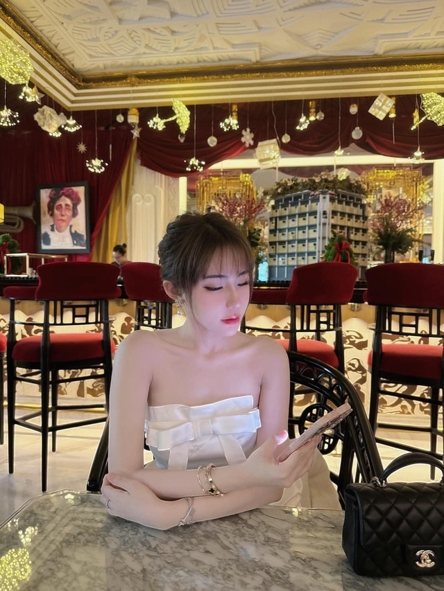 Từ những khoảnh khắc giản dị cho đến những shoot hình cá tính, Lê Tuyết Anh đều toát lên vẻ đẹp vừa khỏe khoắn, vừa quyến rũ, không thể rời mắt.