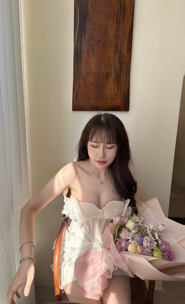 Chính vẻ đẹp tự nhiên và thần thái cuốn hút là điều khiến Tuyết Anh luôn nổi bật giữa đám đông.