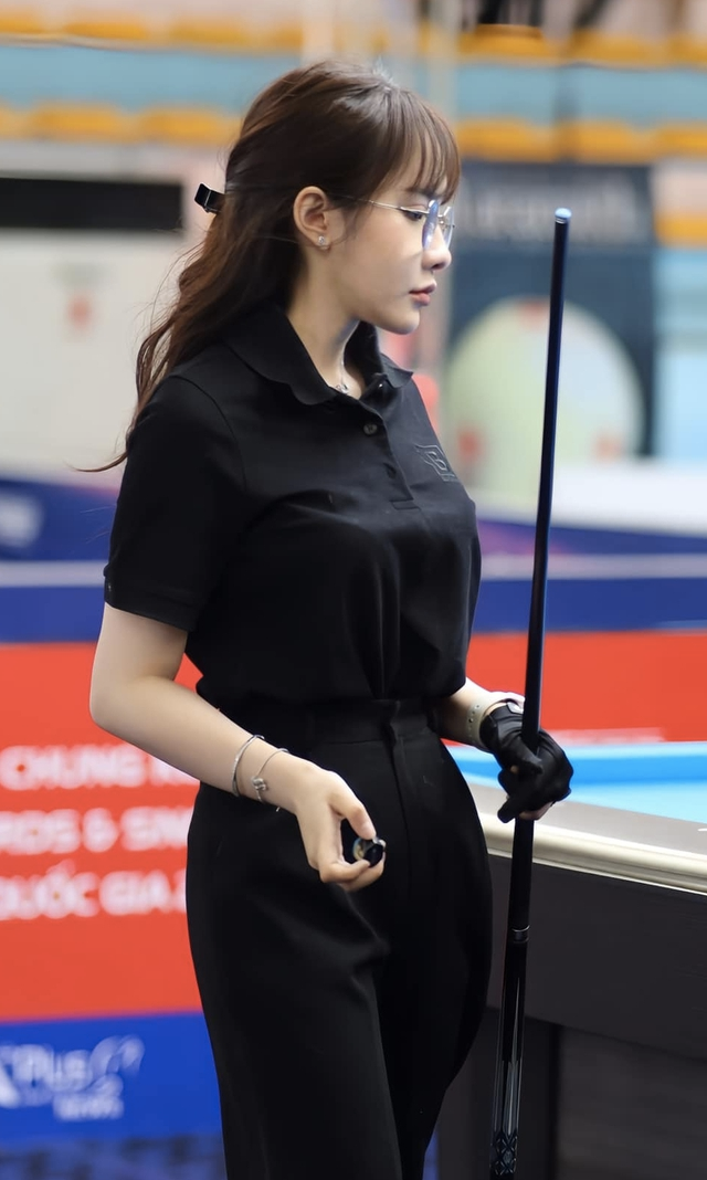 Với những ai yêu thích bida, Lê Tuyết Anh là một trong những tên tuổi nữ cơ thủ nổi bật. Cô không chỉ làm người xem say đắm với những pha cơ điêu luyện, mà còn gây ấn tượng mạnh mẽ qua vẻ ngoài cực kỳ thu hút.