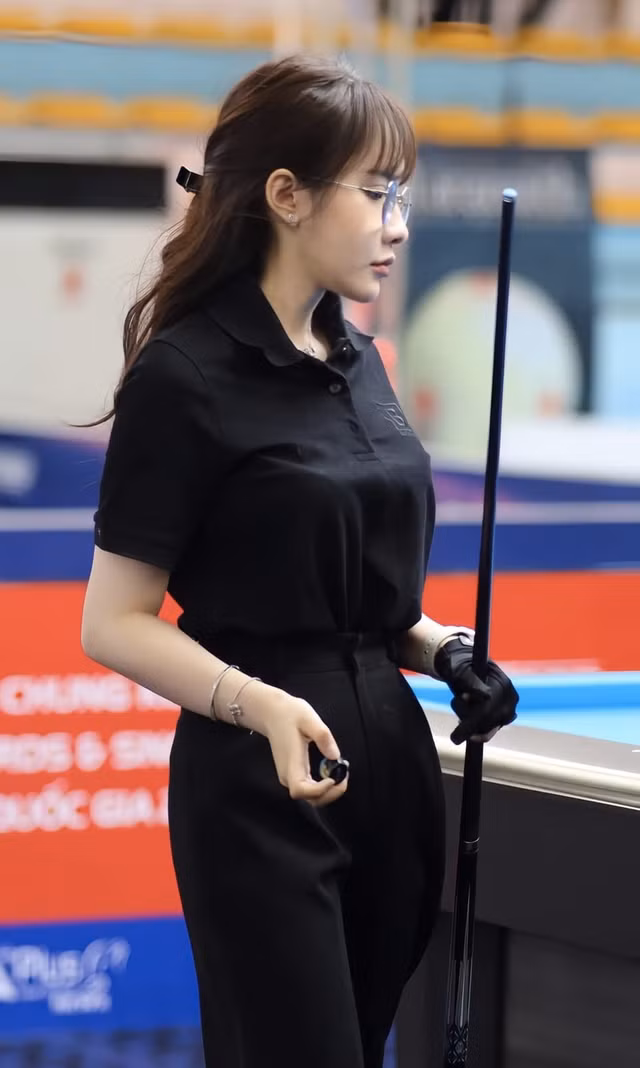 Với những ai yêu thích bida, Lê Tuyết Anh là một trong những tên tuổi nữ cơ thủ nổi bật. Cô không chỉ làm người xem say đắm với những pha cơ điêu luyện, mà còn gây ấn tượng mạnh mẽ qua vẻ ngoài cực kỳ thu hút.