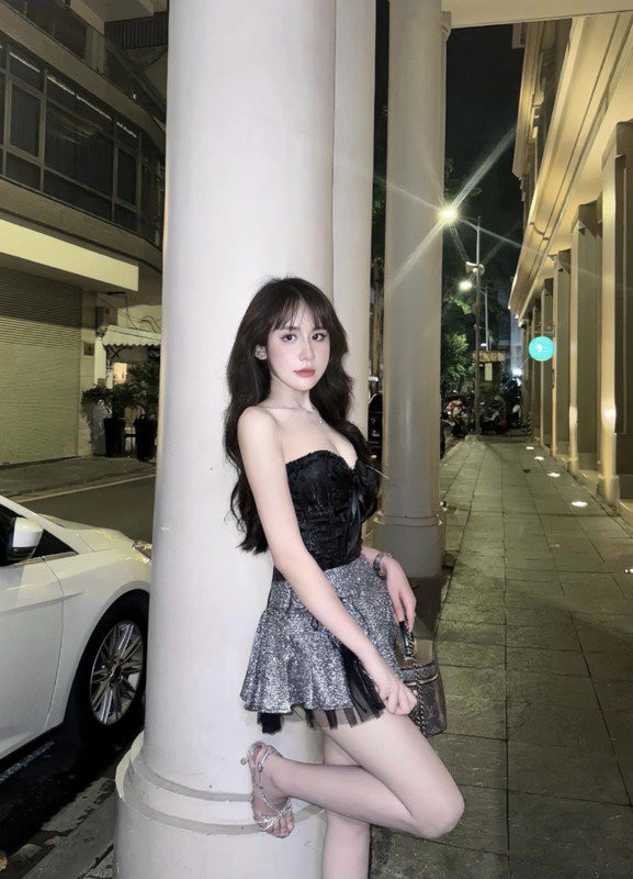 Lê Tuyết Anh sinh ra và lớn lên tại Thanh Hoá nhưng sau khi tốt nghiệp THPT, cô đã ra Hà Nội để theo học đại học.