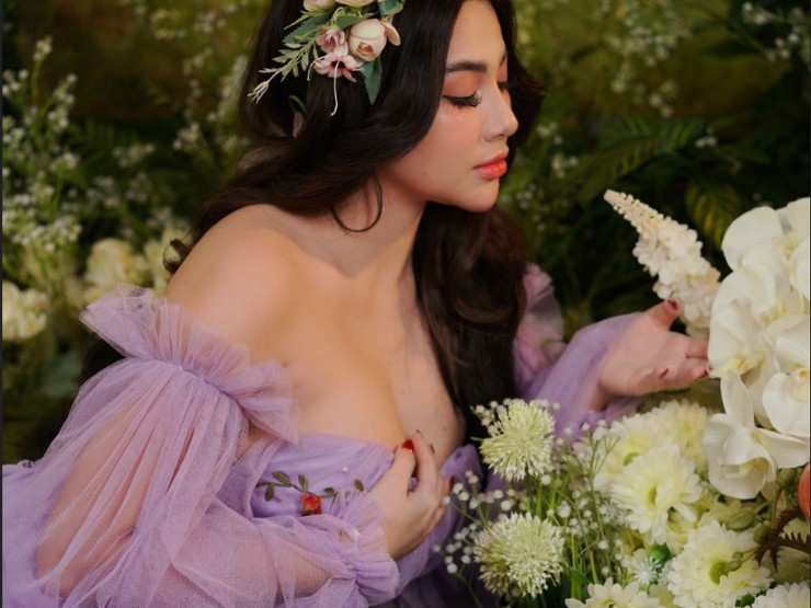 Cách đây ít lâu, Shaine vừa mới hạ sinh con trai đầu lòng. Sau khi đã làm mẹ, cô gần như không có quá nhiều sự thay đổi về ngoại hình.