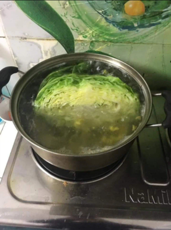 Theo giả thuyết được netizen đặt ra, phải chăng vì muốn luộc bắp cải nhanh, gọn, lẹ nên người mẹ này mới luộc nguyên chiếc như vậy?