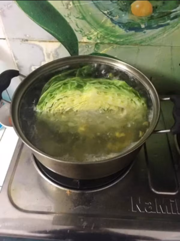 Theo giả thuyết được netizen đặt ra, phải chăng vì muốn luộc bắp cải nhanh, gọn, lẹ nên người mẹ này mới luộc nguyên chiếc như vậy?