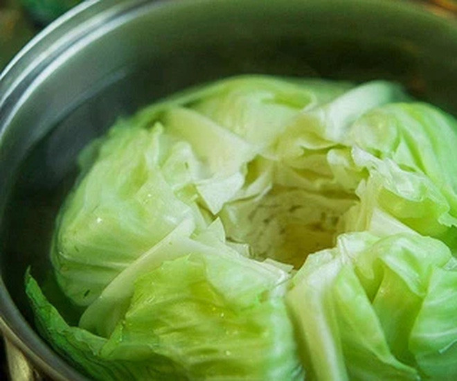 Điều đáng chú ý ở đây chính là việc nếu như thông thường chúng ta cắt bắp cải thành từng phần nhỏ rồi đem luộc thì người mẹ này lại chỉ loại bỏ phần lõi và luộc nguyên chiếc bắp cải to đùng trong nồi.