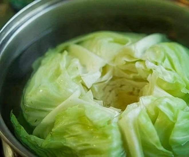 Điều đáng chú ý ở đây chính là việc nếu như thông thường chúng ta cắt bắp cải thành từng phần nhỏ rồi đem luộc thì người mẹ này lại chỉ loại bỏ phần lõi và luộc nguyên chiếc bắp cải to đùng trong nồi.