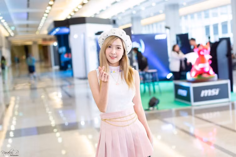 Bizcuitbeer thường xuyên xuất hiện trên sóng với những bộ trang phục gợi cảm, đôi khi là những bộ đồ croptop hay váy ngắn bó sát, để khoe tối đa vóc dáng săn chắc, nóng bỏng.