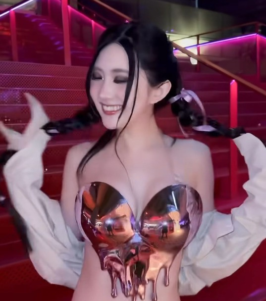 Mẫu bikini này được làm từ một chất liệu giống như tấm nhựa cứng, ôm sát cơ thể người mặc, vô cùng hút mắt và mang lại cảm giác khác biệt hoàn toàn so với vải thông thường.