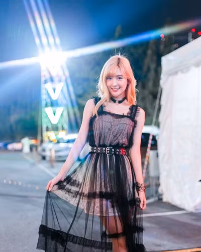 Bizcuitbeer (Beer Passaranan) vốn được mệnh danh là nữ thần trong cộng đồng streamer tại Thái Lan. Với vẻ ngoài xinh đẹp và nụ cười ngọt ngào, không ngạc nhiên khi cô nàng luôn thu hút nhiều sự chú ý trên mạng lẫn đời thường. Game mà cô yêu thích nhất là Liên Quân Mobile.