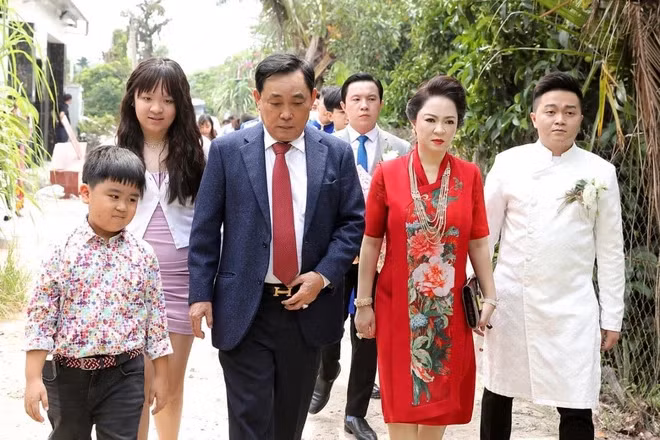 Cách đây chưa lâu, nữ đại gia Phương hằng từng lo lắng khi con gái bị trầm cảm chỉ vì bị kẻ xấu công kích, đến nỗi phải bỏ học, đóng cửa phòng nhiều ngày không tiếp xúc với ai vì cuộc khẩu chiến của mẹ.